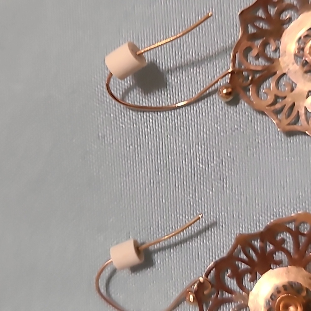 10k filigree dangle earrings . Beautiful vintage design. - Picture 3 of 5
